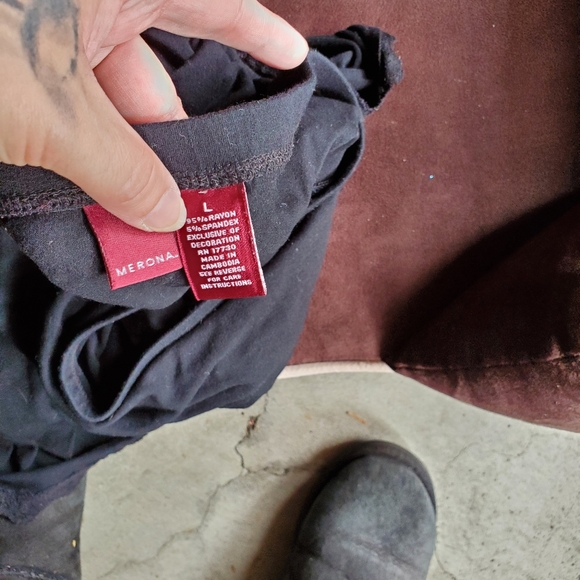 Blk skirt - Picture 2 of 2